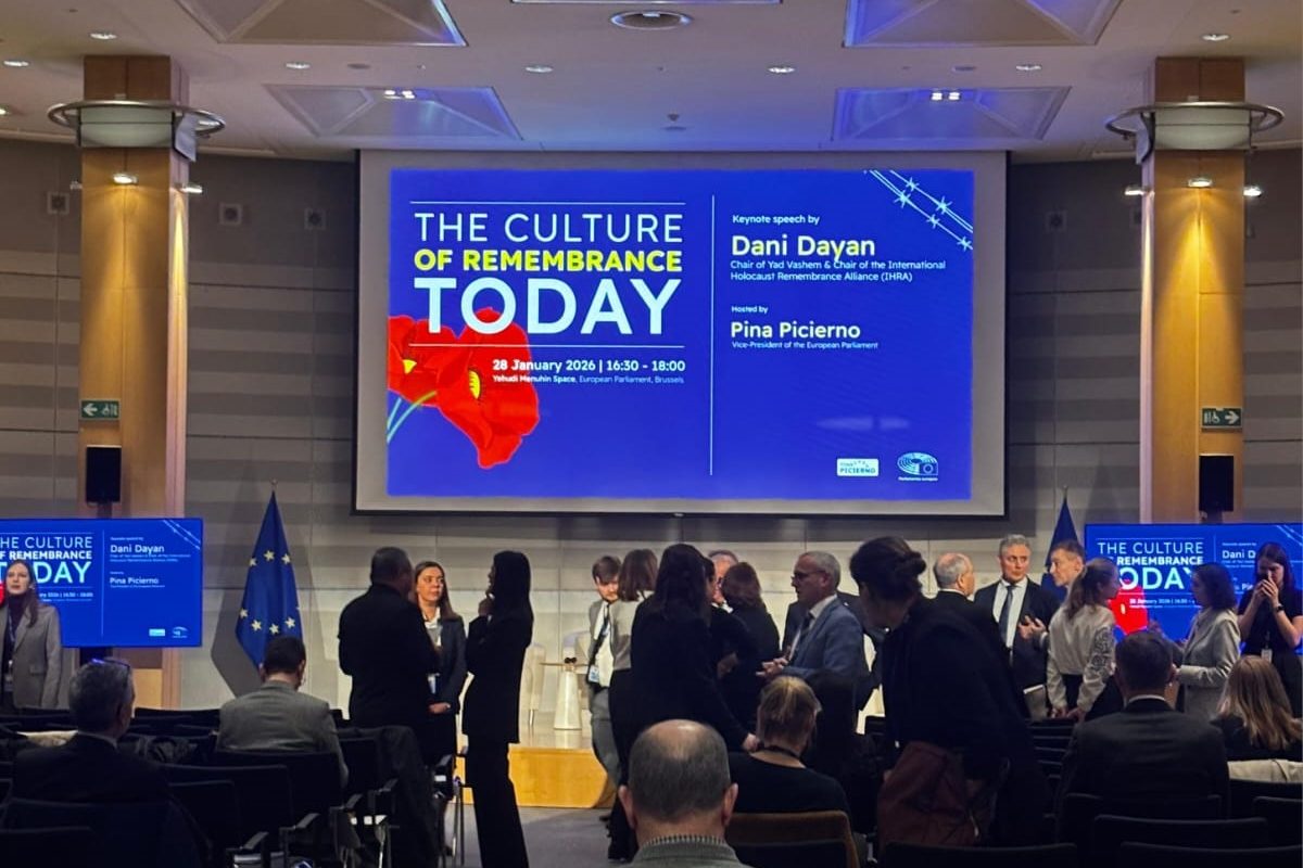 Konferenzsaal im EU-Parlament, Brüssel: Menschen vor großer Leinwand mit Titel 'The Culture of Remembrance Today'.