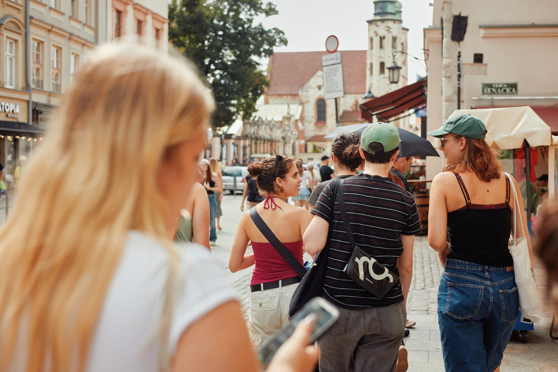 Menschen spazieren durch die Altstadt von Krakau, Polen bei einer Gedenkstättenfahrt der ASF im Jahr 2024.