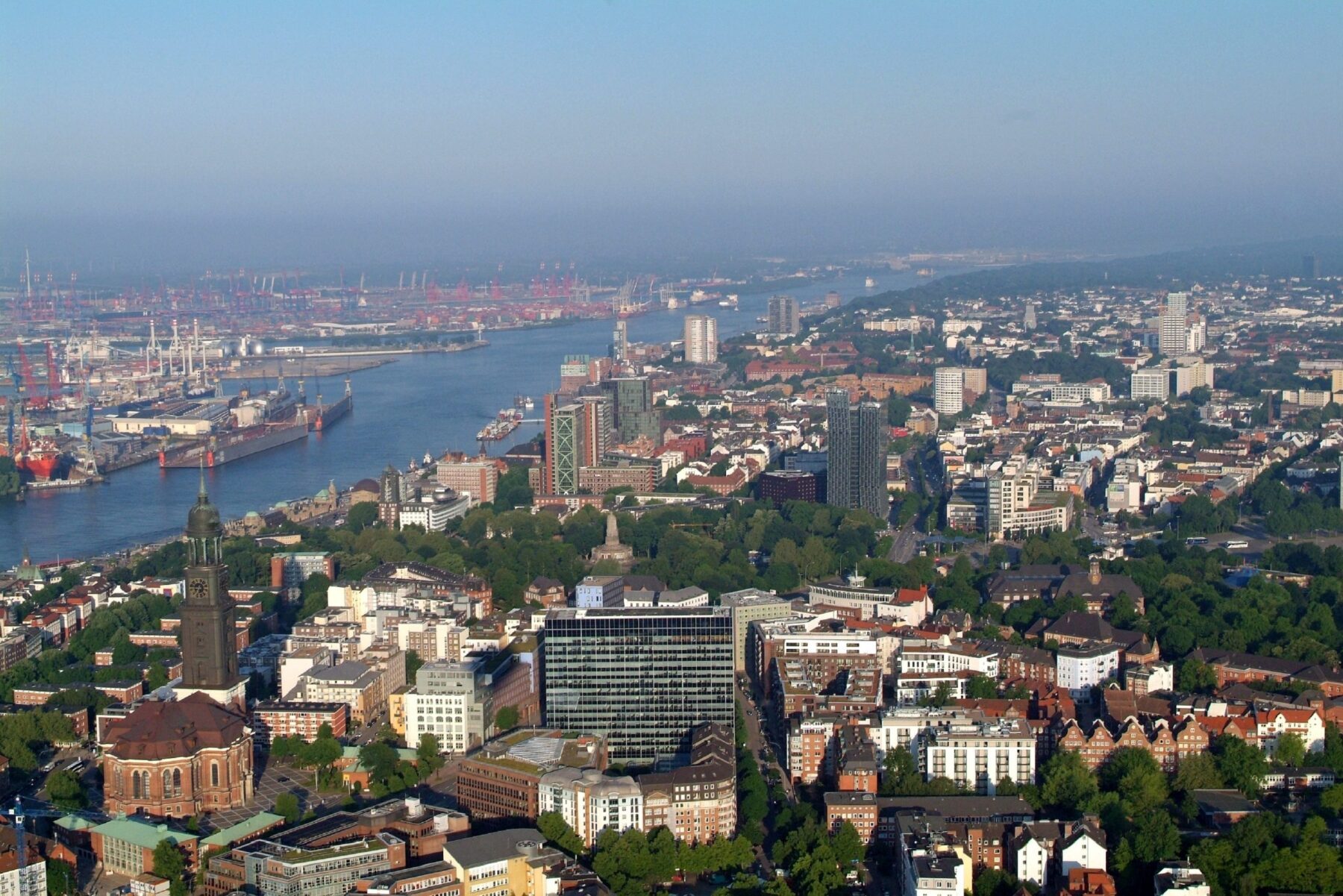 Luftaufnahme Hamburg: Elbe und Hafen, Stadtsilhouette mit dem Michel-Turm im Vordergrund.