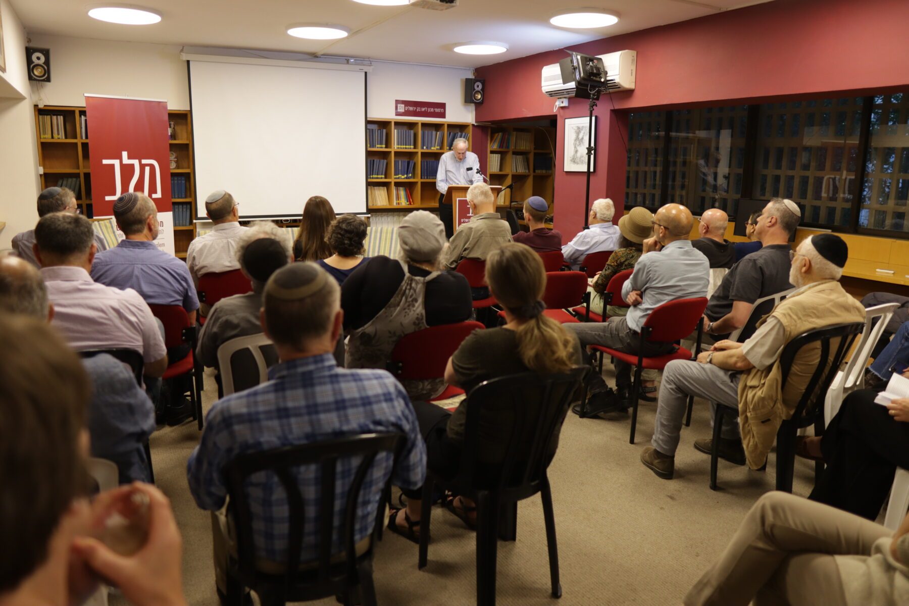 Vortrag im Leo-Baeck-Institut Jerusalem: Publikum (meist kippa-tragend) sitzt in Reihen, Redner steht am Pult.