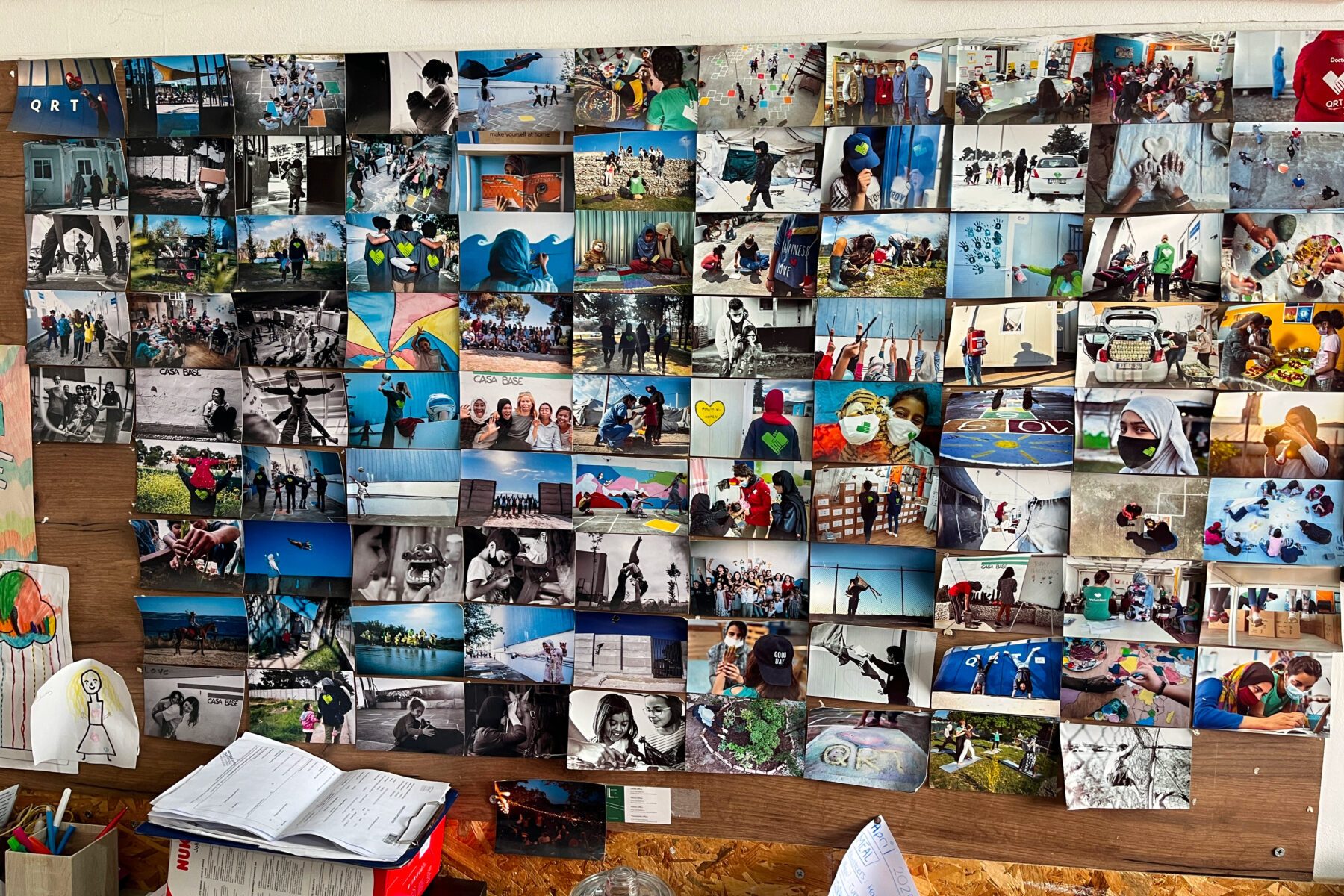 Wandcollage 'asf naomi Thessaloniki 2025': Dutzende kleine Fotos in Raster, darunter Ordner, Stifte und Kinderzeichnungen