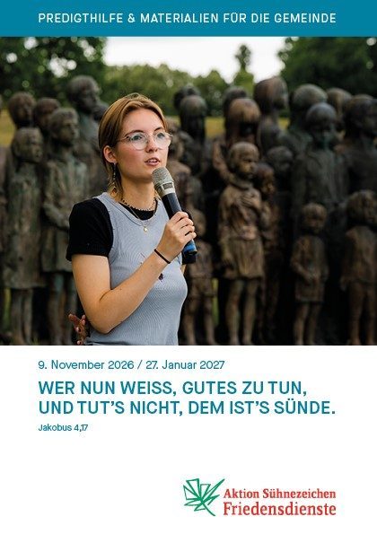 Junge Frau mit Mikrofon vor bronzenen Kinderskulpturen; Predigthilfe-Flyer mit Bibelzitat unten.