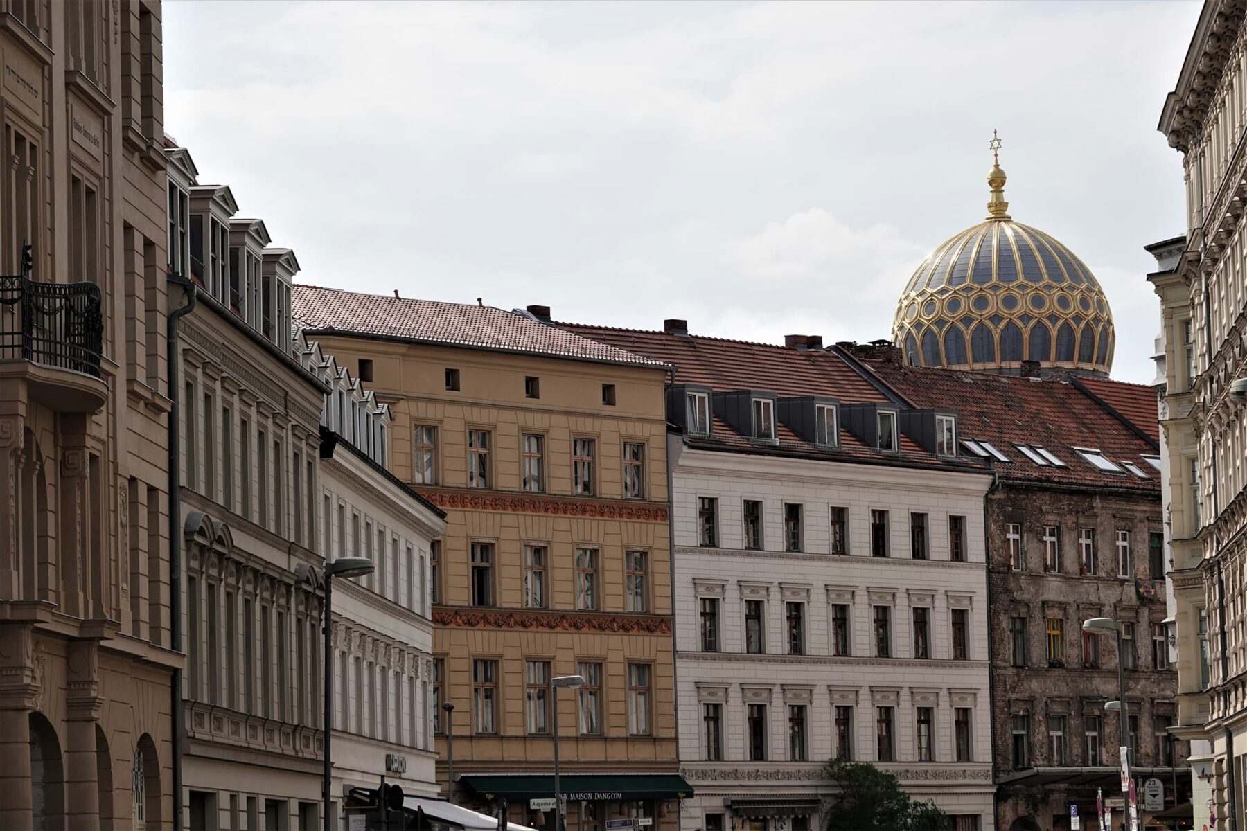 Tucholskystraße im Scheunenviertel: Reihe historischer Altbauten, im Hintergrund die goldene Kuppel der Neuen Synagoge