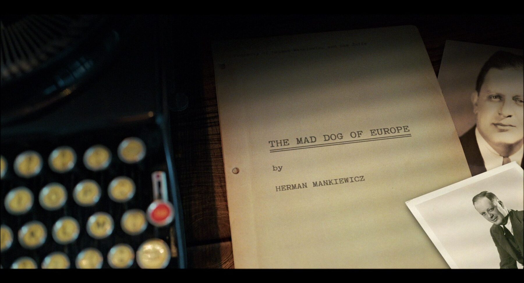 Schreibmaschinentasten links, Drehbuch 'THE MAD DOG OF EUROPE' von Mankiewicz mittig, Porträtfotos rechts