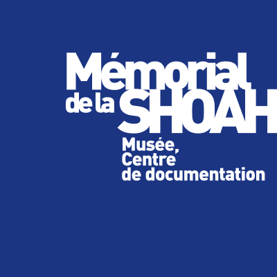 Logo du Mémorial de la Shoah: texte blanc sur fond bleu, SHOAH en majuscules, sous-titre musée/centre de documentation.