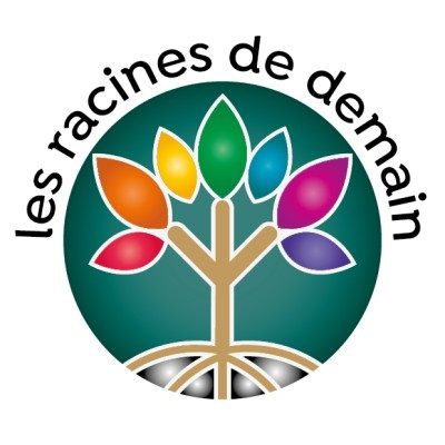 Logo 'les racines de demain' : arbre stylisé doré sur fond vert circulaire, racines en bas et sept feuilles colorées.
